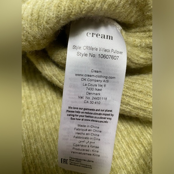 Cream Light Sage Green V-Neck Pullover - Picture 11 of 13